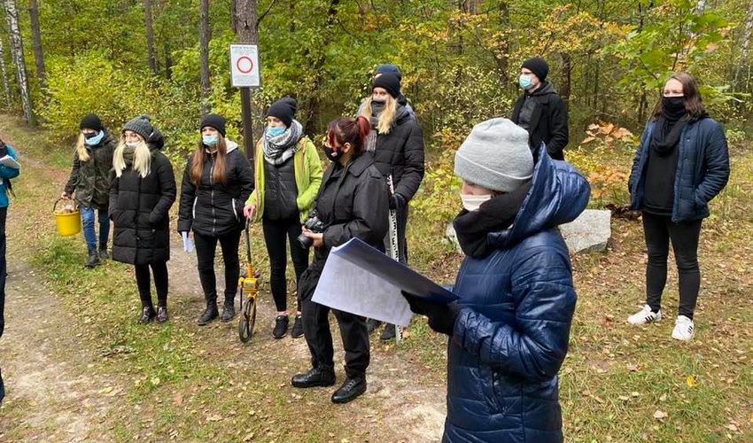 Na zdjęciu przedstawiona jest grupa studentów badających obóz Treblinki