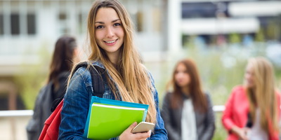 zdjęcie przedstawia uśmiechniętą studentkę