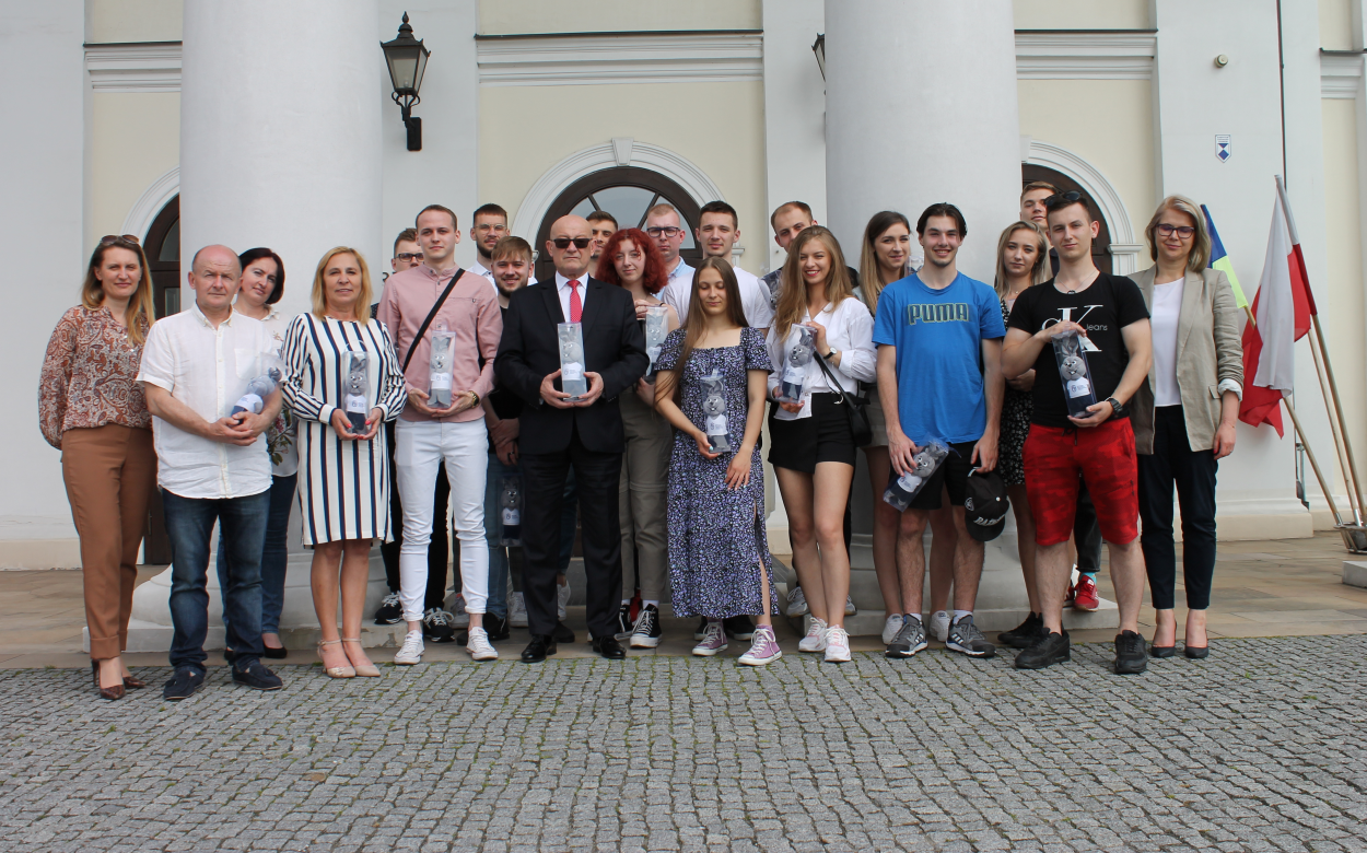 W dniu 8 czerwca 2022 r. odbyło się spotkanie JM Rektora prof. dr hab. Mirosława Minikiny ze studentami-sportowcami reprezentującymi barwy UPH w rozgrywkach Ligi Akademickiej. 