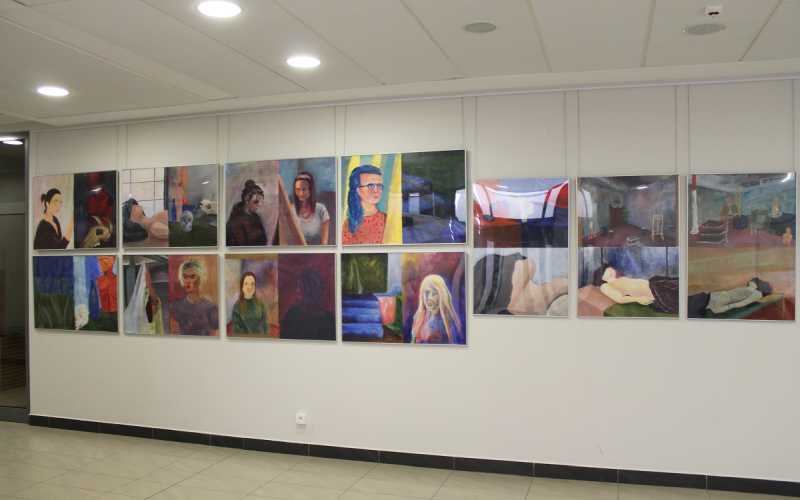 \Wystawa prezentuje prace studentów I roku kierunku edukacja artystyczna w zakresie sztuk plastycznych powstałe podczas zajęć malarstwa pod kierunkiem dr hab. Mikołaja Bielugi w roku akademickim 2021/2022.
